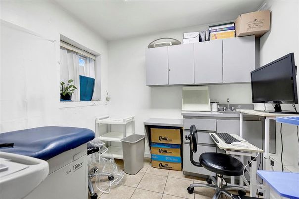 Home Office, Interior
