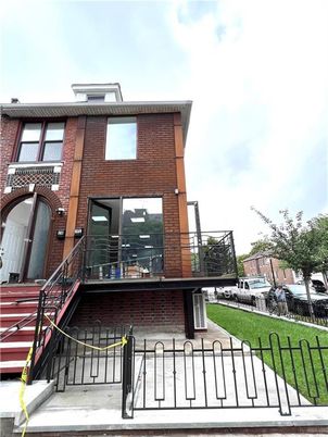 Exterior, Facade, Brick Facade, Rowhouse