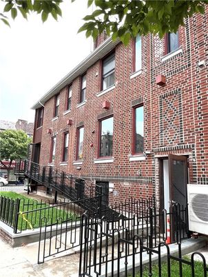 Exterior, Facade, Brick Facade, Rowhouse
