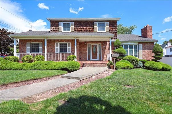 Exterior, Facade, Brick Facade, Split Level