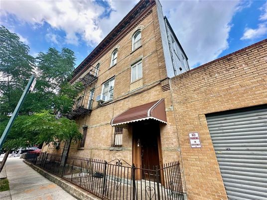 Exterior, Facade, Brick Facade, Rowhouse