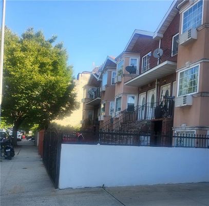 Exterior, Facade, Rowhouse