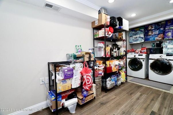 Interior, Recessed Lighting, Washer, Wood Texture Flooring