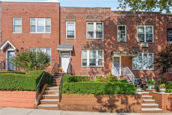 Exterior, Facade, Brick Facade, Rowhouse
