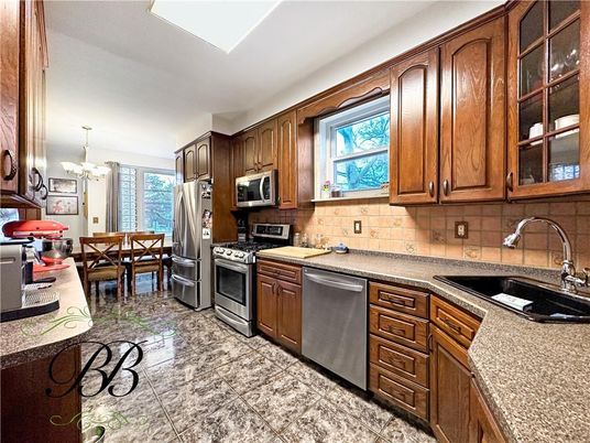 Chandelier, Dining room, Interior, Kitchen, Stainless Steel Appliances