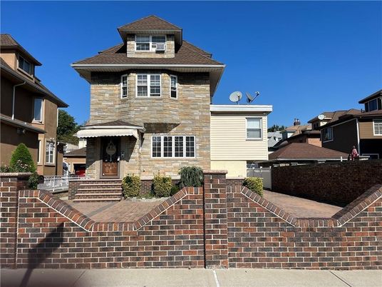 Exterior, Facade, American Foursquare