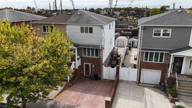 Attached, Exterior, Facade, Brick Facade, Raised Ranch