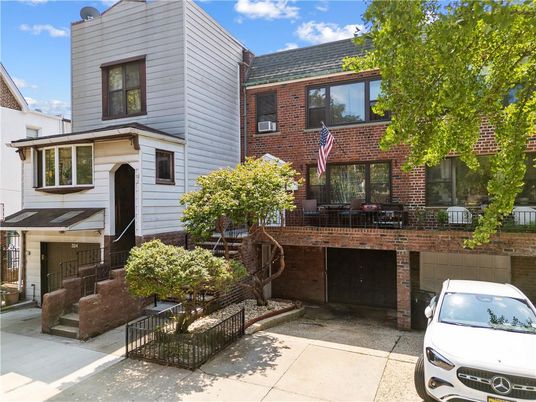 Exterior, Facade, Brick Facade, Rowhouse