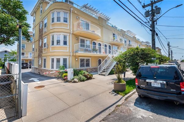 Exterior, Facade, Rowhouse