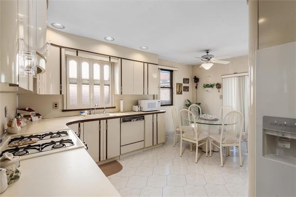 Dining room, Interior, Kitchen, Recessed Lighting