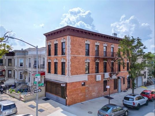 Exterior, Facade, Brick Facade, Rowhouse