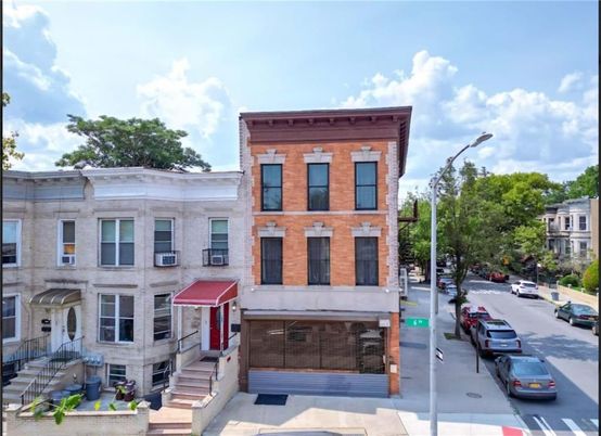 Exterior, Facade, Brick Facade, Rowhouse