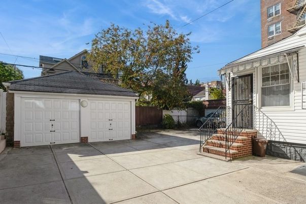 Detached Garage, Exterior