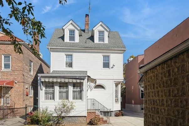 Exterior, Facade, Brick Facade, Georgian