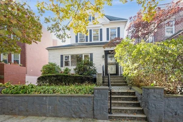 Exterior, Facade, Brick Facade, American Foursquare