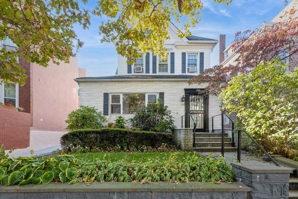 Exterior, Facade, Brick Facade, American Foursquare