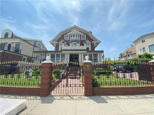 Exterior, Facade, Queen Anne Victorian