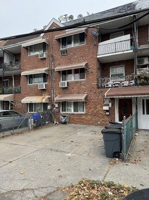 Exterior, Facade, Brick Facade, Rowhouse
