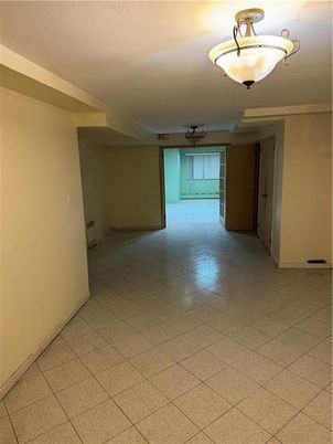 Empty room, Interior
