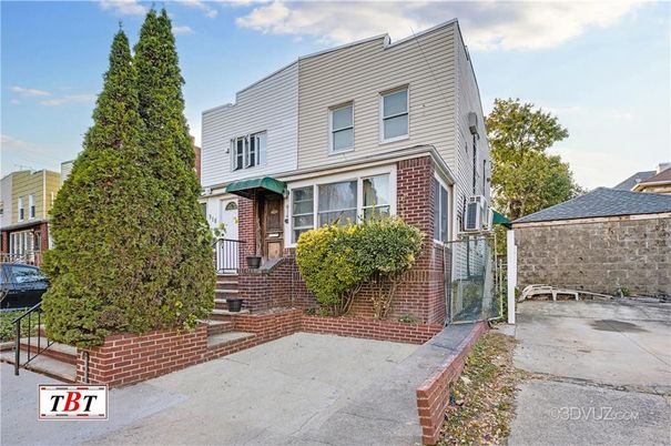 Exterior, Facade, Brick Facade, Rowhouse