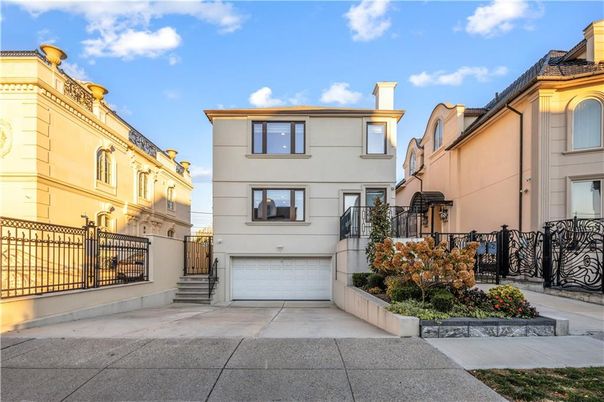 Attached, Exterior, Facade, Rowhouse