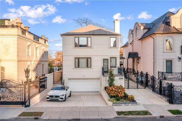 Attached, Exterior, Facade, Mediterranean