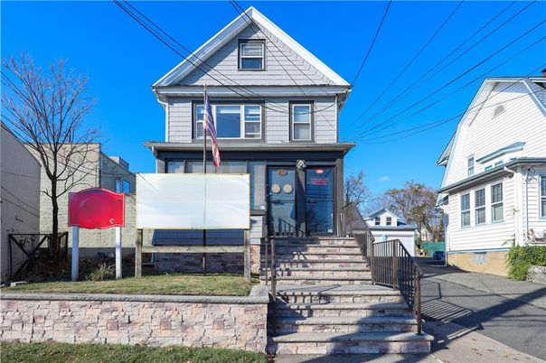 Exterior, Facade, Queen Anne Victorian