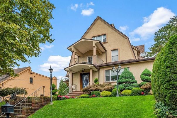 Backyard, Exterior, Facade, Queen Anne Victorian