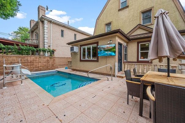 Exterior, Pool