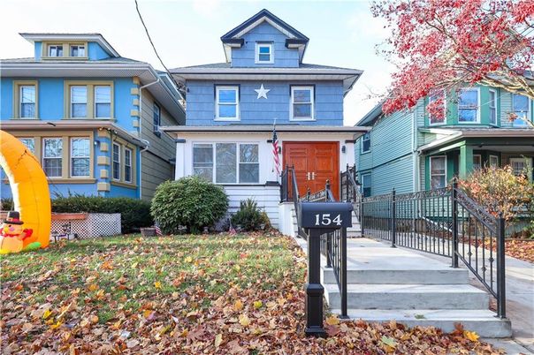 Exterior, Facade, American Foursquare