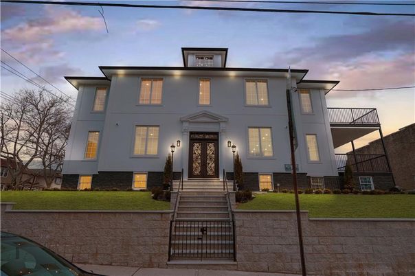 Exterior, Facade, American Foursquare