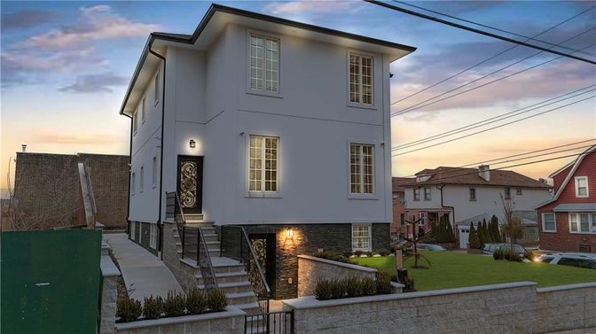 Exterior, Facade, American Foursquare
