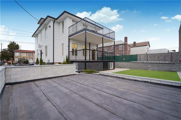Exterior, Facade, Modern