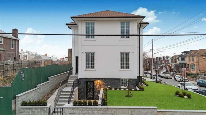 Exterior, Facade, American Foursquare
