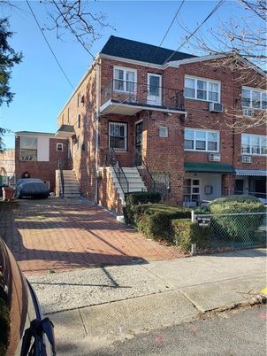 Exterior, Facade, Brick Facade, Rowhouse