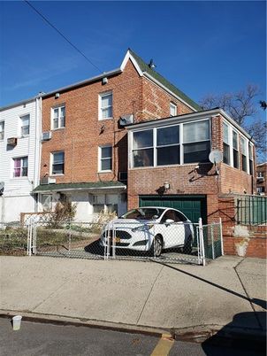 Exterior, Facade, Brick Facade, Rowhouse