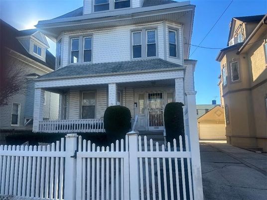 Exterior, Facade, American Foursquare