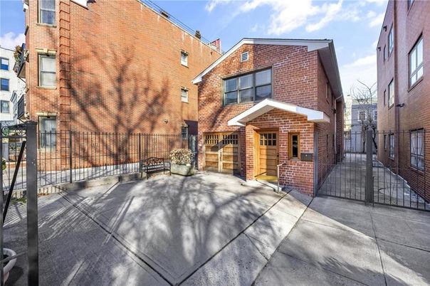Exterior, Facade, Brick Facade, Rowhouse