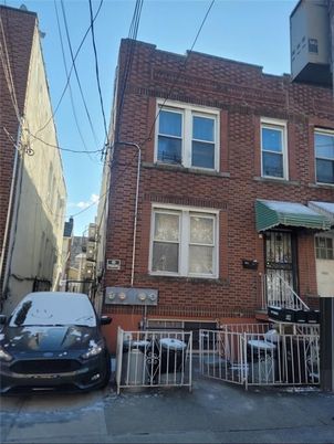 Exterior, Facade, Brick Facade, Rowhouse