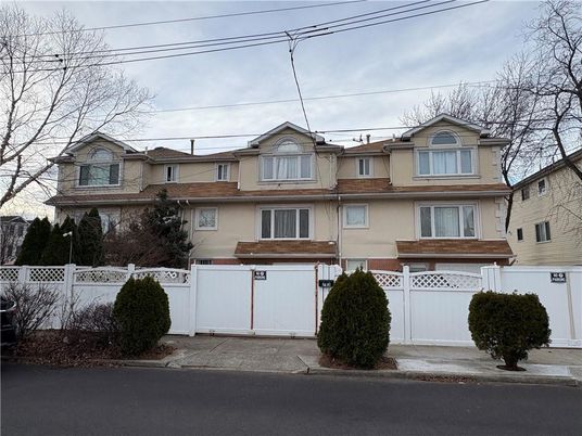 Attached, Exterior, Facade, Rowhouse