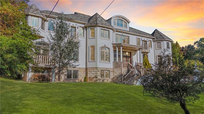 Exterior, Facade, Queen Anne Victorian