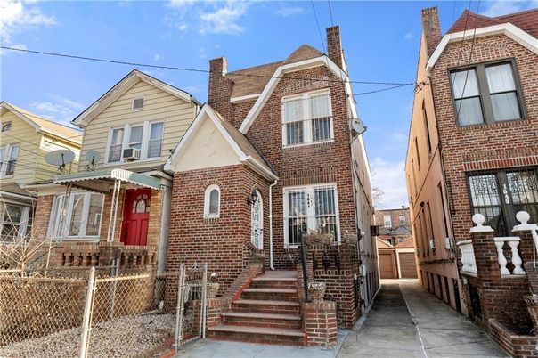 Exterior, Facade, Brick Facade, Rowhouse