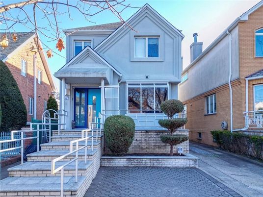 Exterior, Facade, Brick Facade, Queen Anne Victorian