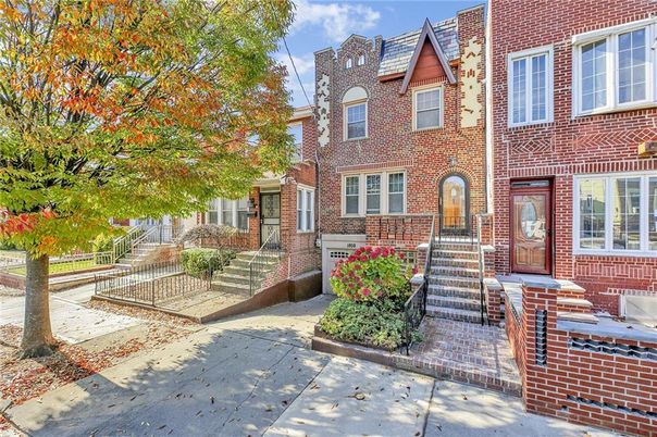Exterior, Facade, Brick Facade, Rowhouse