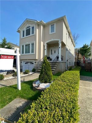 Exterior, Facade, Rowhouse