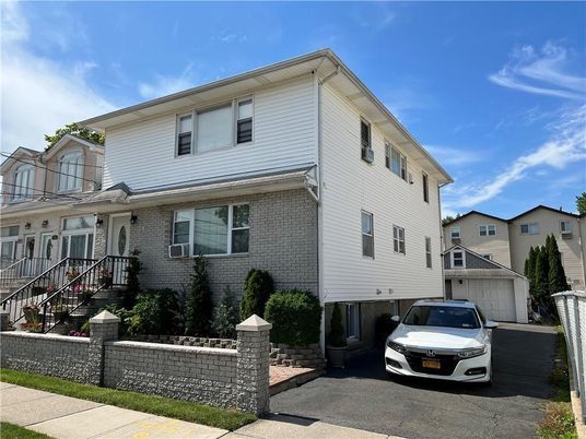 Exterior, Facade, Brick Facade, Rowhouse