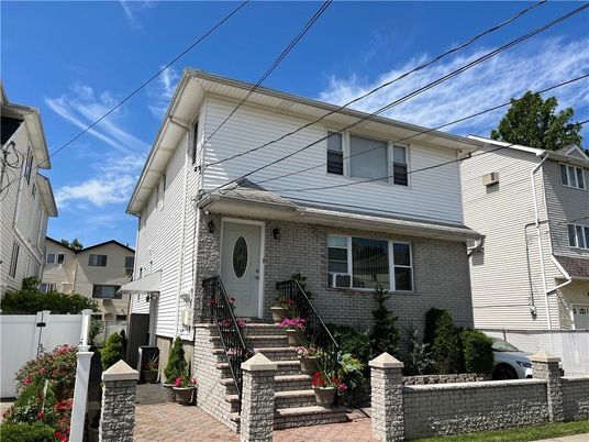 Exterior, Facade, Brick Facade, American Foursquare