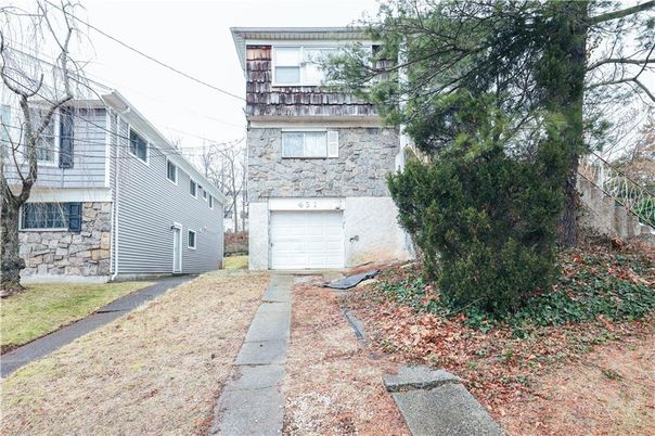 Attached, Exterior, Facade, None