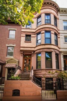 Exterior, Facade, Brownstone