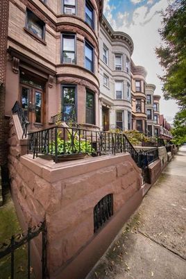 Exterior, Facade, Brownstone